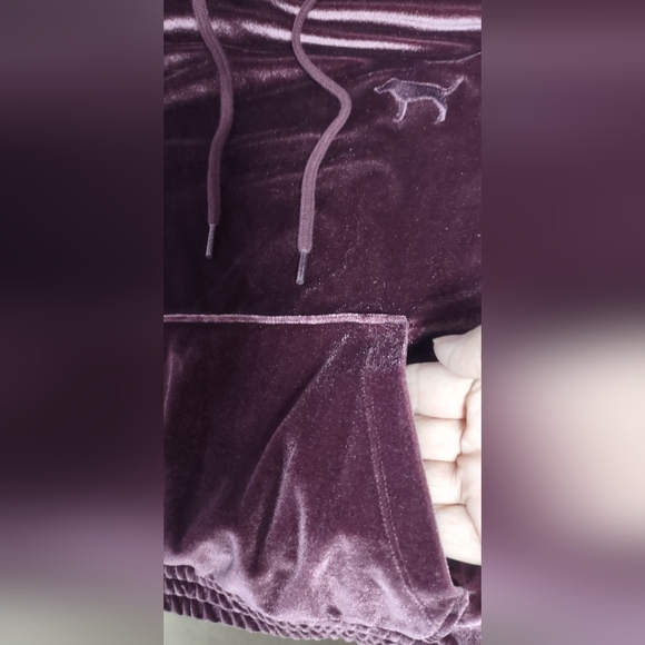 PINK Victoria Secret Women's Burgundy Purple Velvet Cropped Hoodie Size S Unworn - Picture 3 of 9